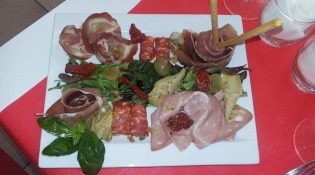 Quai 54 - Salami calabrais, coppa, speck, mortadelle, jambon de parme, artichauts et tomates séchées