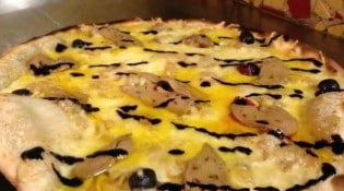 Pizza Nico - pizza à base de creme fraiche, echalote, pommes, foie gras...