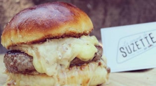 Le Circuit de Suzette - Burger savoyard avec son steak façon bouchère et sa raclette fumée