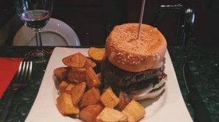 Casa Matabio - Un burger et frites