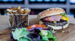 Brasserie des pins - Un burger-frites