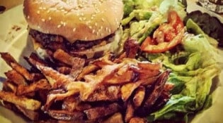 Yankee Grill - Un burger, frites et salade