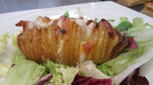 Origin'elles - Pomme de terre à la suédoise avec pecorino au poivre et lard fumé