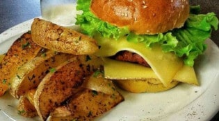 L'Angle Alpha - Un burger et frites 