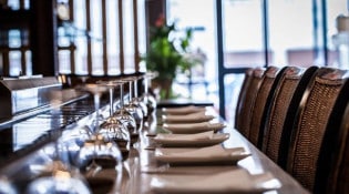 Okinii Sushi Bar - La table