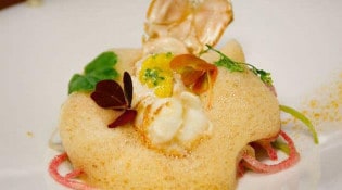 Logis de la Cadène - Une langoustine de côtes bretonnes, juste rôtie, condiments mangue acidulée, textures de radis au jus de yuzu