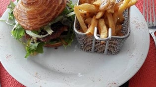 Le Lagon - Un burger et frites 