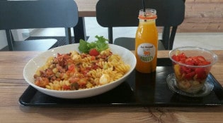 Green sur Mesure - Pâtes chaudes accompagnées de sa sauce maison. Son jus préssé à la minute et son fruité sur mesure