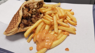 Royal Kebab - Un sandwich, frites