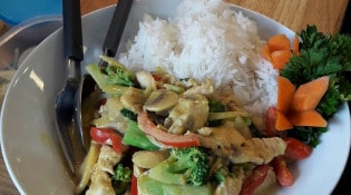Chez Darunee - Le curry jaune avec au choix : poulet , boeuf , crevettes ou bien végétarien