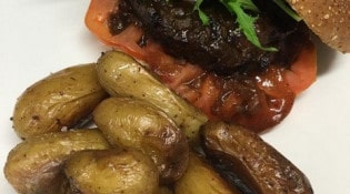 Les t'OCqués - Le burger les t'OCqués avec ses pommes de terre ratte