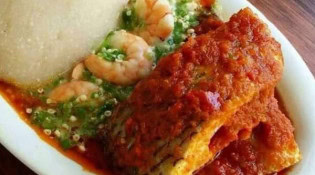 Miabé'Za - Placali accompagné de la sauce gombo avec sauce tomate au poisson frais