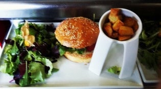 Le Phocéa - Un burger, salade et frites