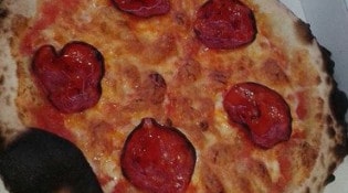 Au Mazet de Grand Mémé - Une pizza à base de tomate 
