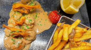 Brasserie du front de mer - Un plat avec des frites