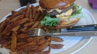 Le commerce - Un burger avec frites