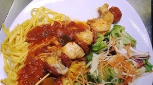 O'Papa Chico - Brochette de queue de lotte de chine et chorizo accompagnée de linguines à la provençale 