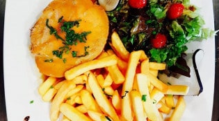 La Bonne Nouvelle - Rôti de porc et son jus salade de saison , pommes frites