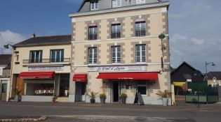 Le Pont d'Anjou - La devanture de l’hôtel restaurant