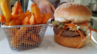 Pub 137 - Un burger, frites