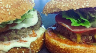 Gus - Burger au Mozza-Pesto et Bacon Burger