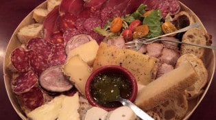 Le Rond De Serviette - Une assiette de charcuterie et de fromages