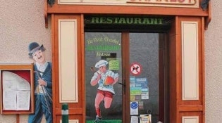 Le Petit Charlot - La façade du restaurant