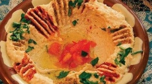 Le plateau de mezzé - Hummos: purée de pois chiches accompagnée de son pain libanais