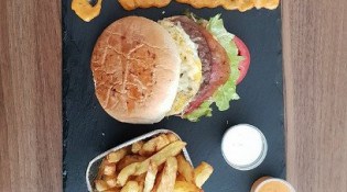 La Braise Dorée - un burger, frites