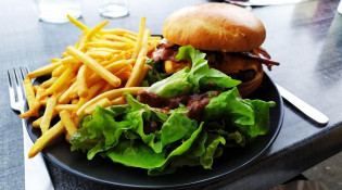 Hard Bosses Cafe - Un burger avec frites