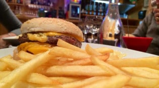 Le Chalet - Un burger avec frites