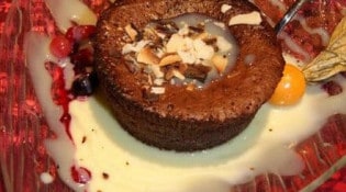 Chez les filles -  le fondant au chocolat et coeur de chocolat blanc chaud ....