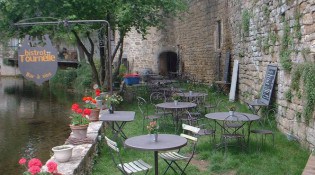 Domaine de la Tournelle - Une autre angle de vue de la terrasse 