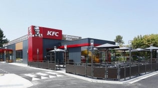 KFC - La façade du restaurant avec la terrasse