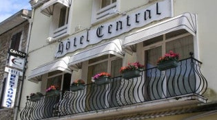 Le Central - La façade de l' hôtel restaurant