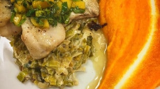 Café des fleurs - Un merlu de saint jean de luz, mousseline de carottes des sables, fondue de poireaux et sauce vierge à la mangue