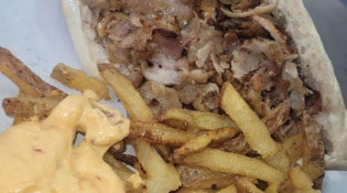 Le Royal - Un sandwiche kebab, frites