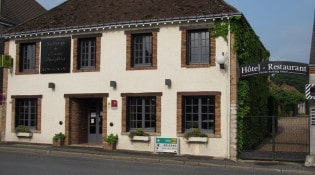 Auberge du Grand Dauphin - La façade du restaurant