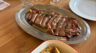 Bistrot de la Poste - Entrecôte beurre d’ail et frites persillées au parmesan