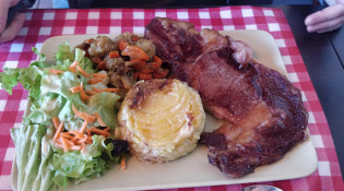 Copains comme Cochons - Un plat