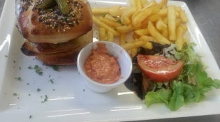 Le Midi - Une assiette burger