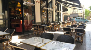 Le cochon qui fume - la terrasse