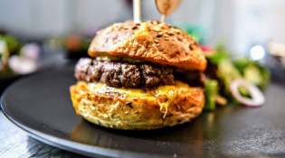 Le cochon qui fume - un burger
