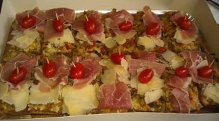 Un Coin de Prairie - Tartines gourmandes aux petits légumes, jambon sec et copeaux de parmesan