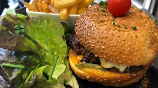 Le Vème Quartier - Un burger, salade et frites 