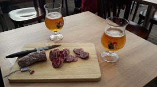 Moody bar - Des bières et saucisson