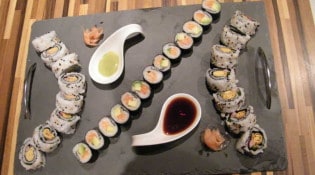 La Cocotte en Folie - California rolls à l'omelette japonaise et maki saumon/avocat
