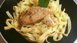 Le Carré de Service - Ballottine de poulet farci au pesto et parmesan ,tagliatelles et sa sauce pesto