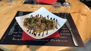 Le Carré de Service - Salade de nouilles chinoise au poulet et tapenade.