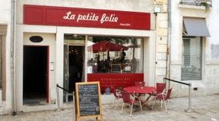 La petite folie - La façade du restaurant avec la terrasse